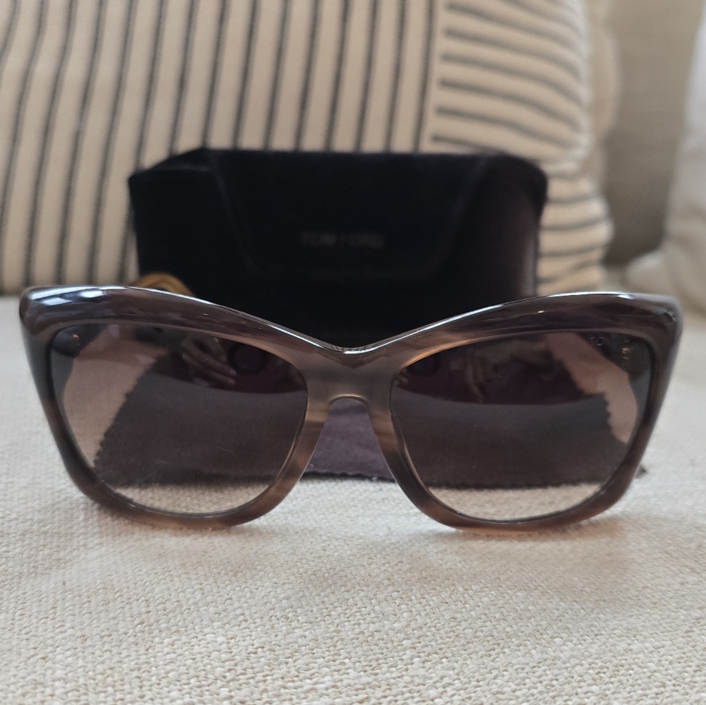 🌟 (SOLD) TOM FORD "LANA" Cat-eye Sunglasses w/ Case - Authentic, Like New - Picture 3 of 12